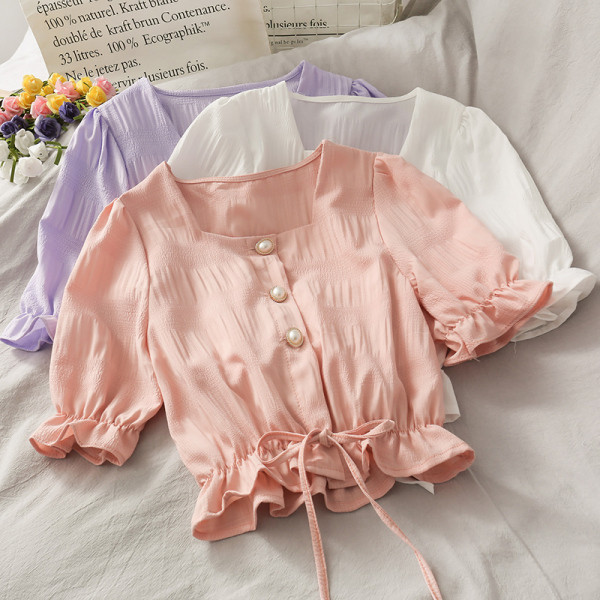 Cămașă de damă cu decolteu pătrat și nasturi perlați