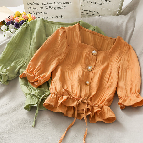 Cămașă de damă cu decolteu pătrat și nasturi perlați