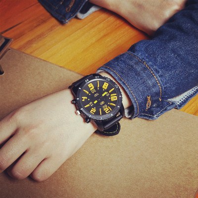 Ceas modern pentru bărbați, cu formă rotundă