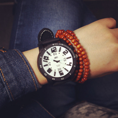 Ceas modern pentru bărbați, cu formă rotundă