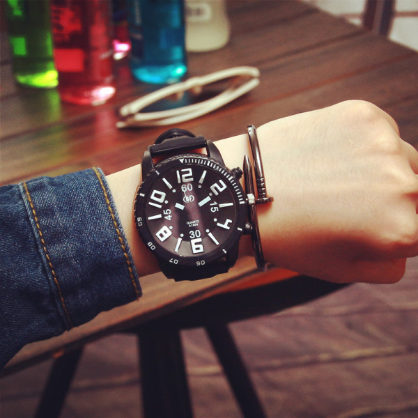 Ceas modern pentru bărbați, cu formă rotundă