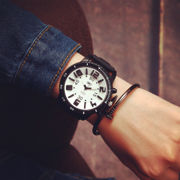 Ceas modern pentru bărbați, cu formă rotundă