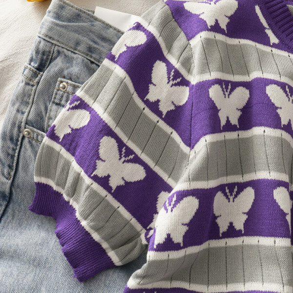 Bluză de damă din catifea cu decolteu oval și mâneci scurte