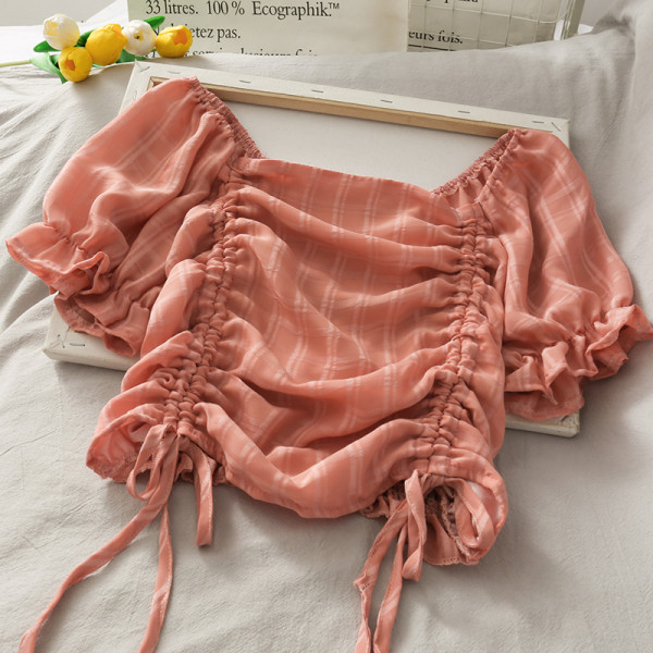 Moderna sieviešu blūze ar saitēm un laivveida kakla izgriezumu