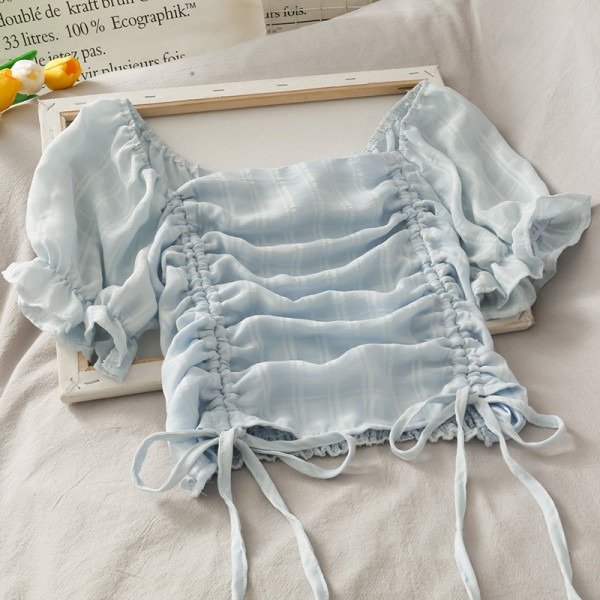 Moderna sieviešu blūze ar saitēm un laivveida kakla izgriezumu