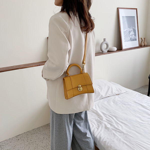 Geanta casual dama model simplu cu element metalic