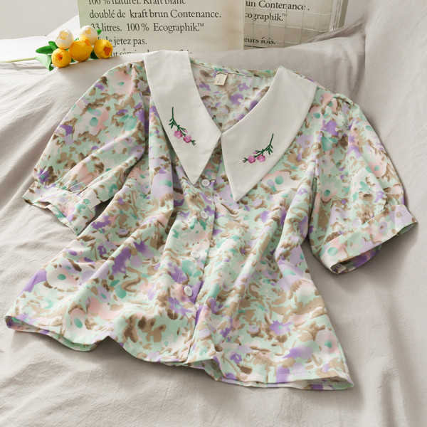 Cămașă de damă florală cu decolteu spitz și broderie