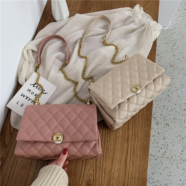 Geanta de dama moderna cu maner lung si element metalic