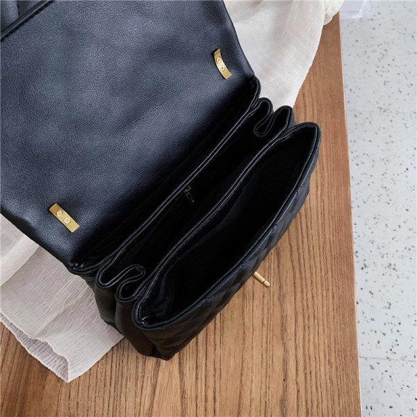 Geanta de dama moderna cu maner lung si element metalic