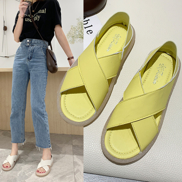 Sieviešu ādas sandales ar plakanām zolēm