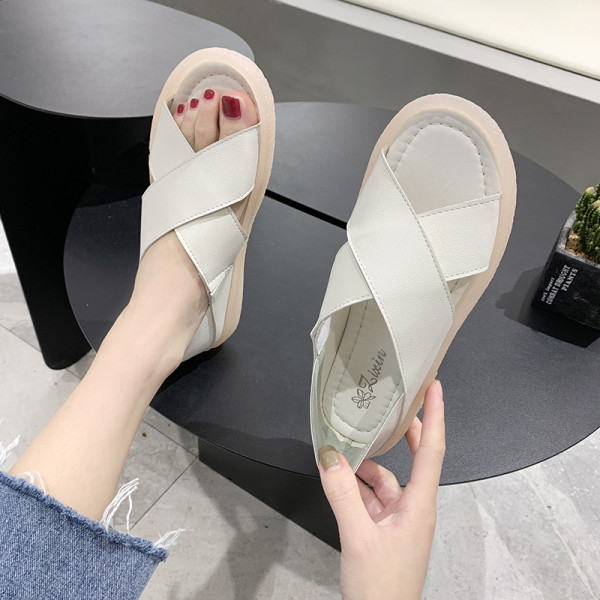 Sieviešu ādas sandales ar plakanām zolēm