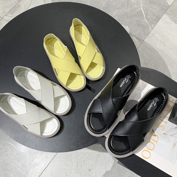 Sieviešu ādas sandales ar plakanām zolēm