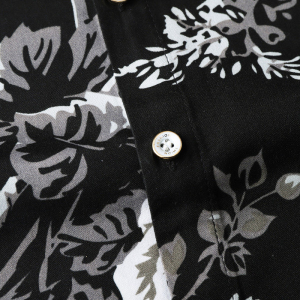 Moodne lühikeste varrukatega ja lillelise mustriga meeste särk