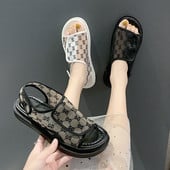 Aktuālās sieviešu sandales ar plakanām zolēm un velcro ielāpiem