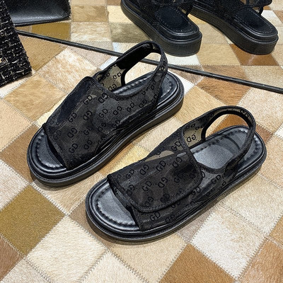 Aktuālās sieviešu sandales ar plakanām zolēm un velcro ielāpiem