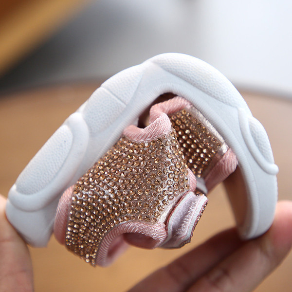 Modern gyerekszandál kövekkel és matricákkal lányoknak