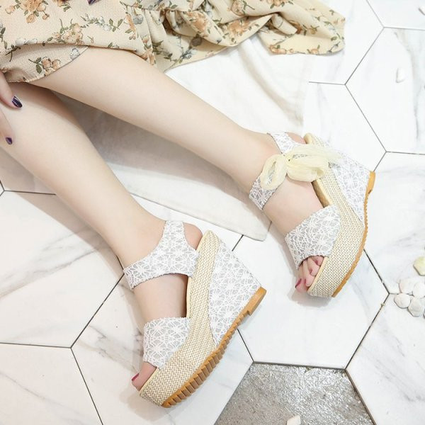 Stilīgas sieviešu sandales ar platformu un lenti