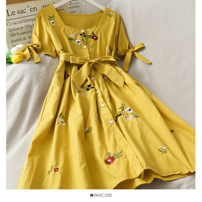 Rochie modernă de damă cu decolteu pătrat și panglici