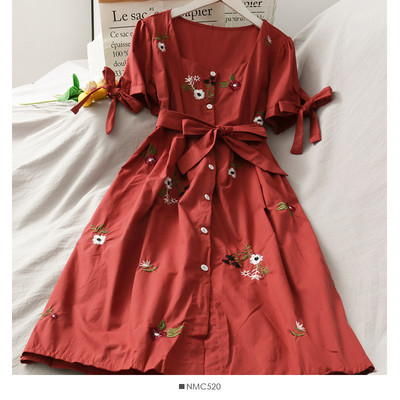 Rochie modernă de damă cu decolteu pătrat și panglici