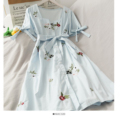 Rochie modernă de damă cu decolteu pătrat și panglici