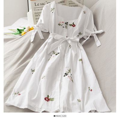 Rochie modernă de damă cu decolteu pătrat și panglici