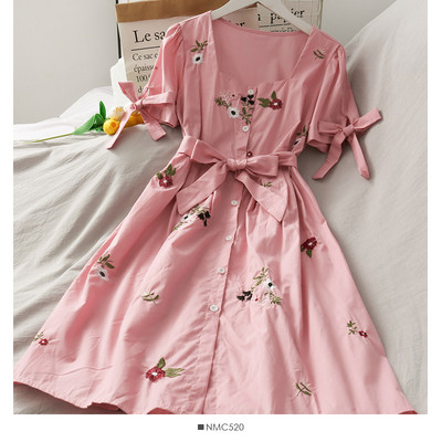 Rochie modernă de damă cu decolteu pătrat și panglici