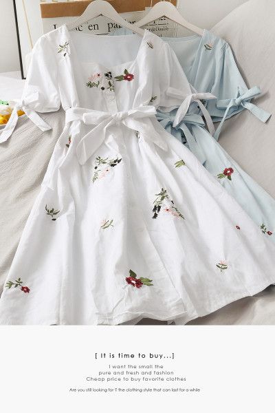 Rochie modernă de damă cu decolteu pătrat și panglici