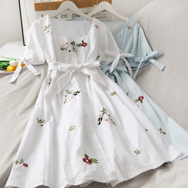 Rochie modernă de damă cu decolteu pătrat și panglici