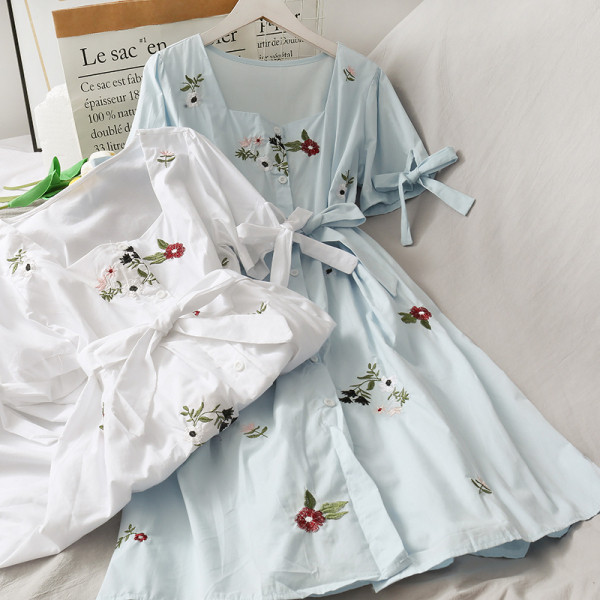 Rochie modernă de damă cu decolteu pătrat și panglici