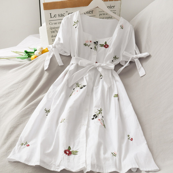 Rochie modernă de damă cu decolteu pătrat și panglici