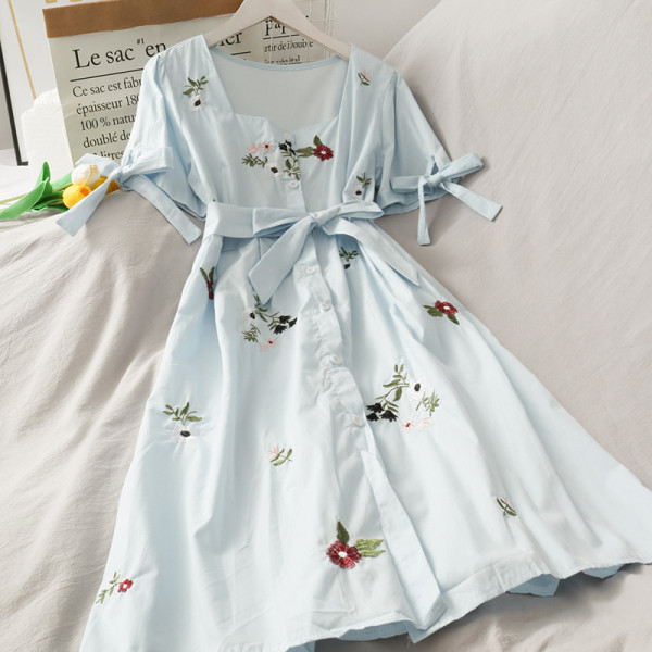 Rochie modernă de damă cu decolteu pătrat și panglici