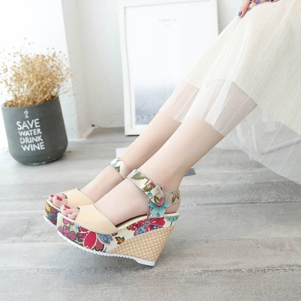 Praegused naiste sandaalid platvormi ja lillemotiividega