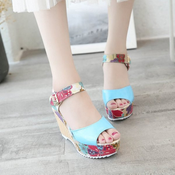 Praegused naiste sandaalid platvormi ja lillemotiividega