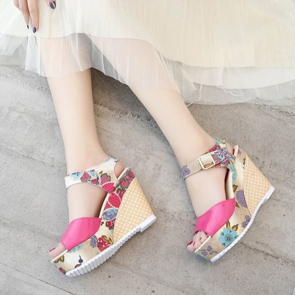 Praegused naiste sandaalid platvormi ja lillemotiividega