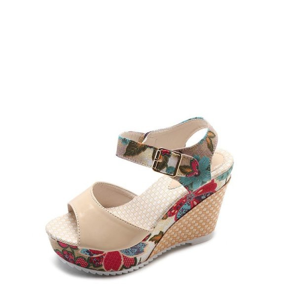 Praegused naiste sandaalid platvormi ja lillemotiividega