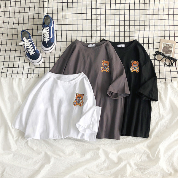 Modern női póló széles modell rövid ujjú rátéttel