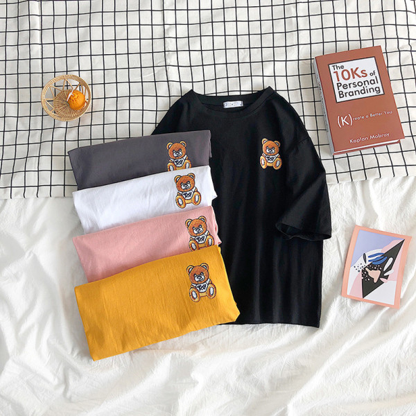 Modern női póló széles modell rövid ujjú rátéttel