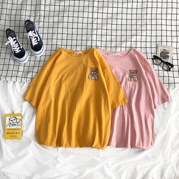 Modern női póló széles modell rövid ujjú rátéttel