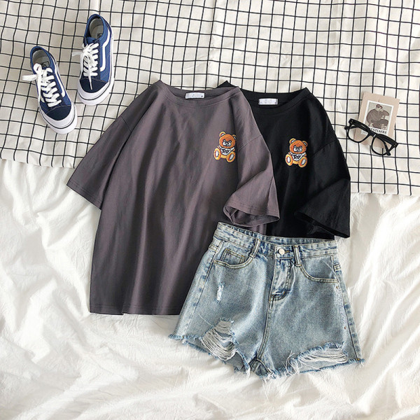 Modern női póló széles modell rövid ujjú rátéttel