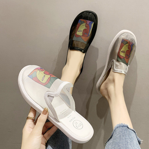 Model nou de papuci de dama cu talpa plata si aplicatie colorata