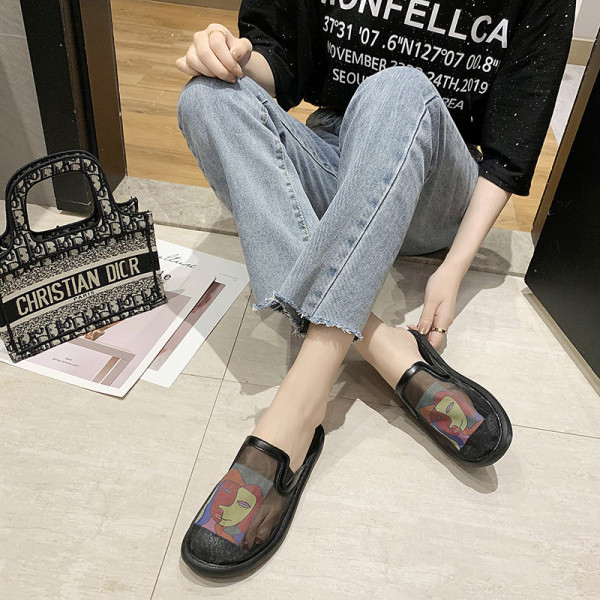 Model nou de papuci de dama cu talpa plata si aplicatie colorata