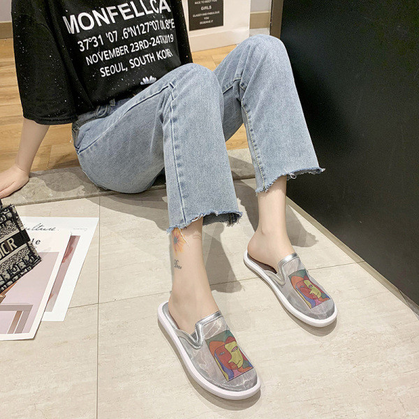 Model nou de papuci de dama cu talpa plata si aplicatie colorata