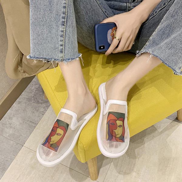 Model nou de papuci de dama cu talpa plata si aplicatie colorata