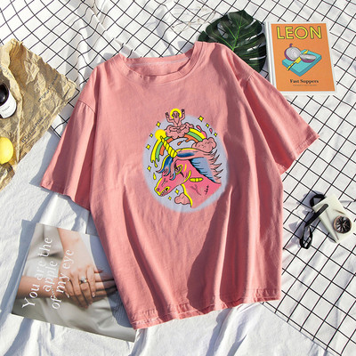 Tricou de damă modern cu aplicare de culoare a unui unicorn