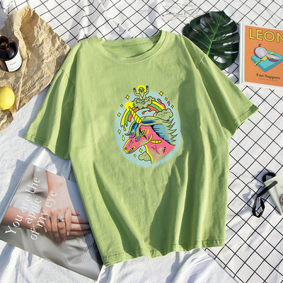 Tricou de damă modern cu aplicare de culoare a unui unicorn