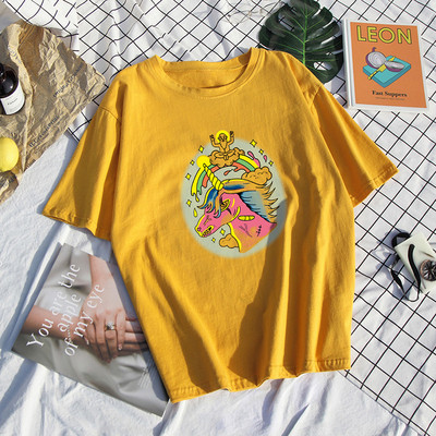 Tricou de damă modern cu aplicare de culoare a unui unicorn
