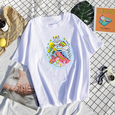 Tricou de damă modern cu aplicare de culoare a unui unicorn
