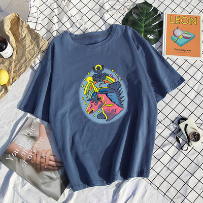 Tricou de damă modern cu aplicare de culoare a unui unicorn
