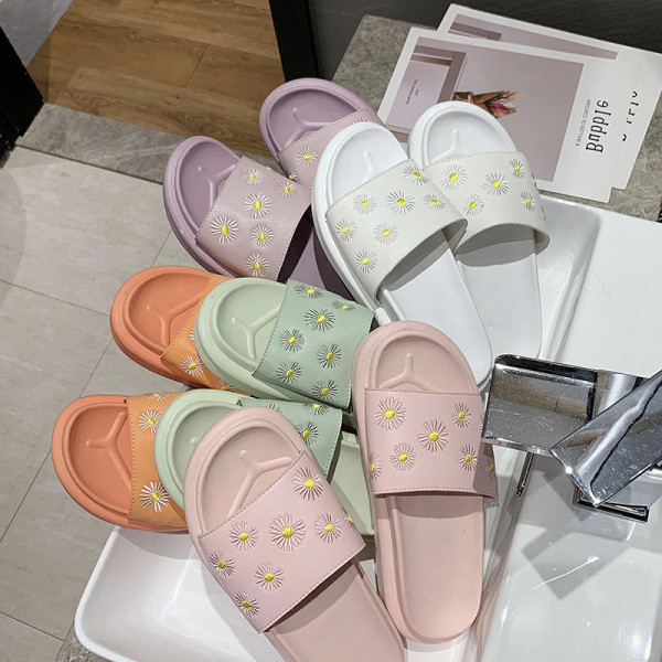 Alkalmi női gumipapucs színes hímzéssel