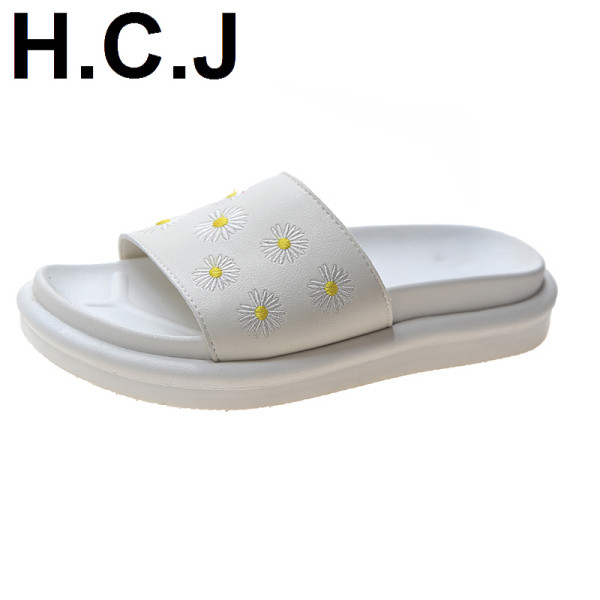 Alkalmi női gumipapucs színes hímzéssel